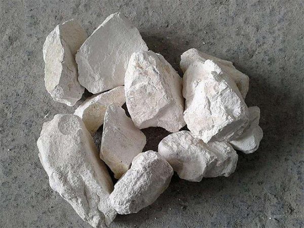 為什么要在魚塘里撒生石灰？